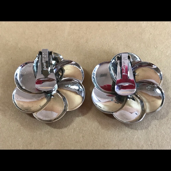 SIGNED Volupte Trefoil Flower Clip On Earrings - Picture 4 of 8